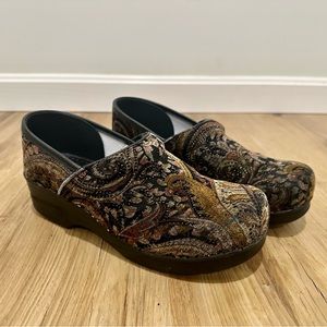 Dansko Vegan Clog Mosiac Pattern Brown Black Womens EU 40 Slip Resist Rare New